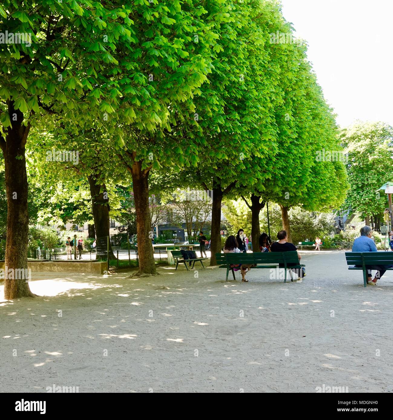 Les familles, les gens, vous détendre dans Square Maurice Gardette par une chaude journée de printemps. Paris, France. Banque D'Images Les familles, les gens, vous détendre dans Square Maurice Gardette par une chaude journée de printemps. Paris, France. Banque D'Images