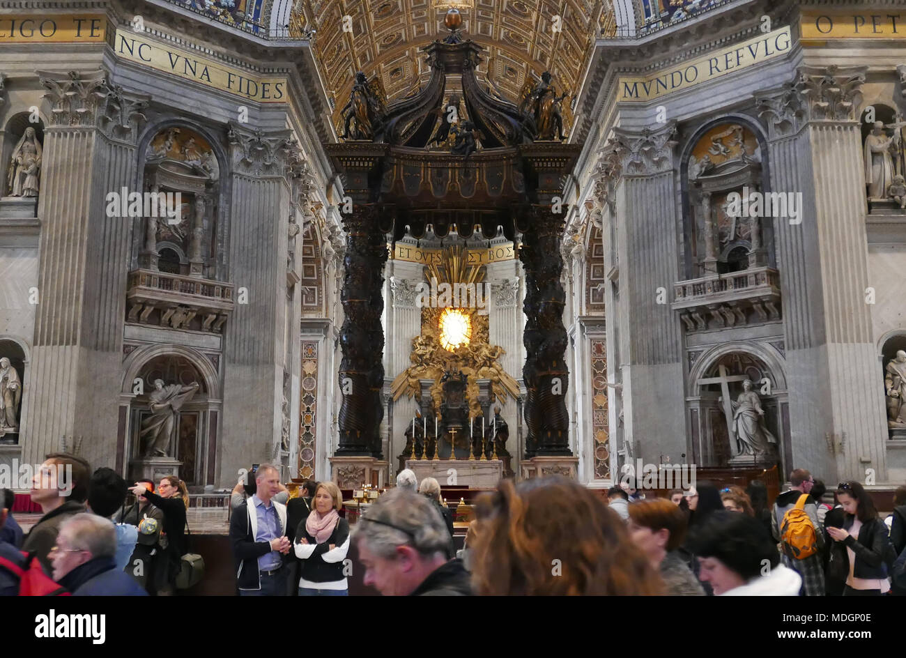Cité du Vatican, VATICAN - Le 10 avril 2018 : Les gens sous le baldaquin baroque , techniquement appelé un ciboire dans la nef centrale de Saint Peter B Banque D'Images