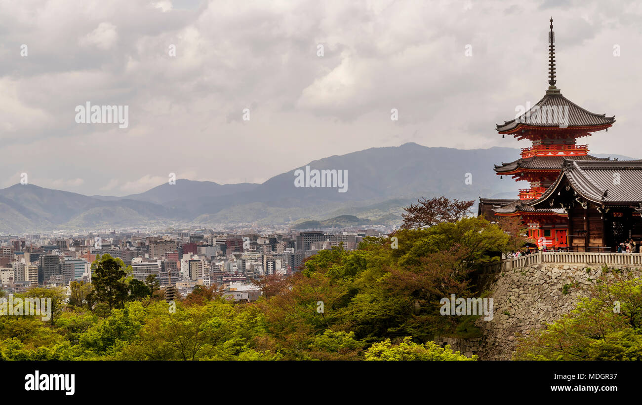 Belle vue sur Kyoto du temple Kiyomizu-dera, Japon Banque D'Images