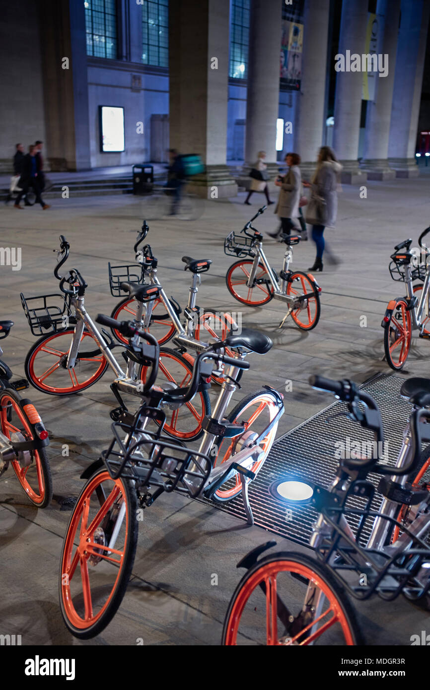 Mobike dockless plan vélo en dehors de la bibliothèque principale à St Peter's Square, Manchester dans la nuit Banque D'Images