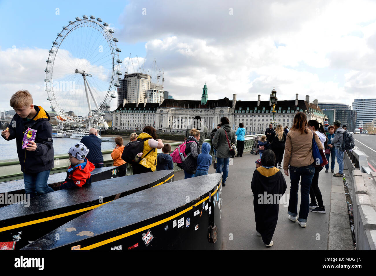 Bornes de sécurité et London's Eye vu de Westminter Bridge - Londres - Angleterre Banque D'Images