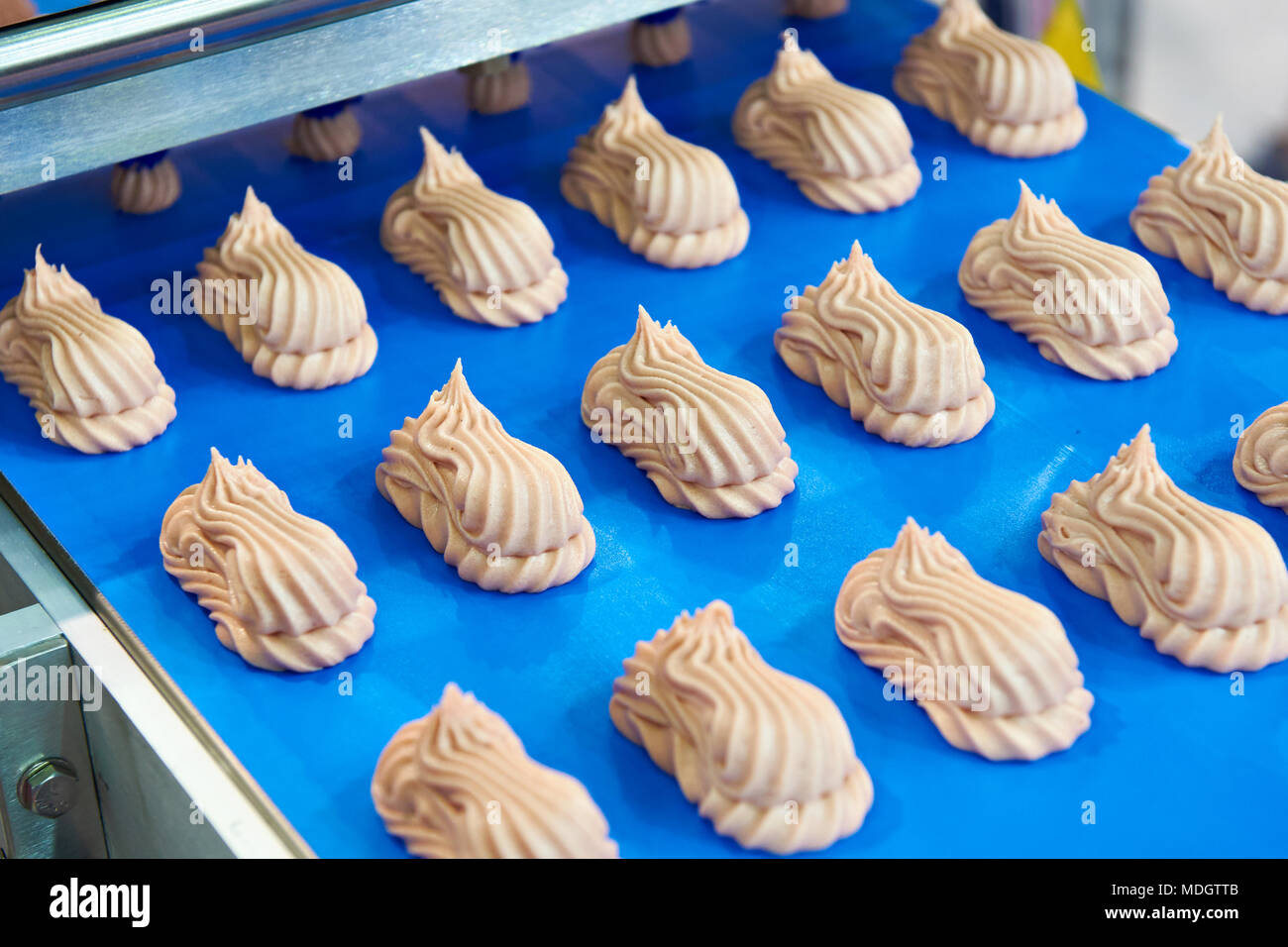 Convoyeur pour la production de guimauves, bonbons et crème de roses Banque D'Images