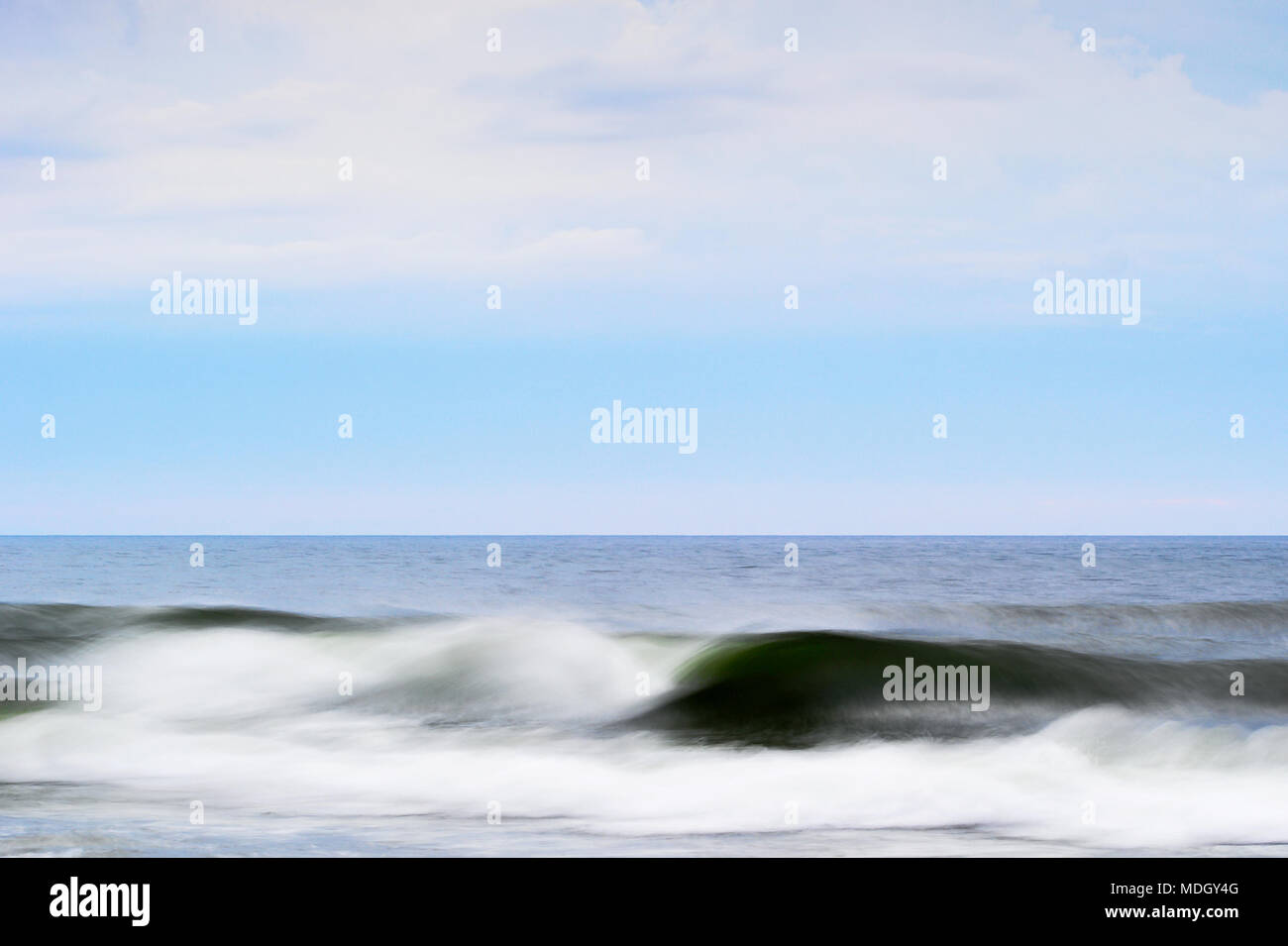 Les vagues tumultueuses de la mer Baltique. Seascape avec des vagues brouillé par une longue exposition. Occidentale, dans le nord de la Pologne. Banque D'Images