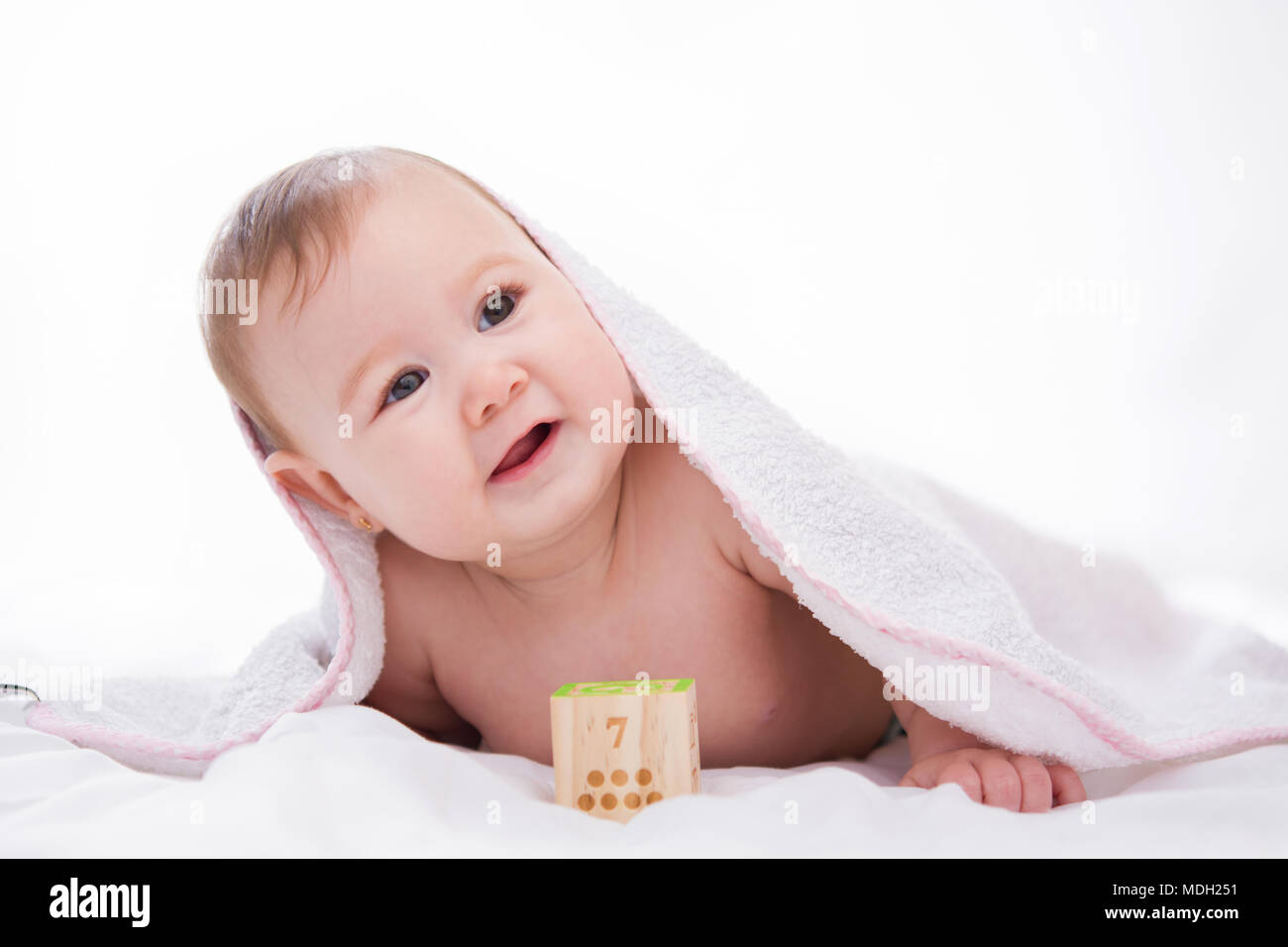 Adorable petit baby girl smiling on white background Adorable little baby girl smiling on white background Banque D'Images