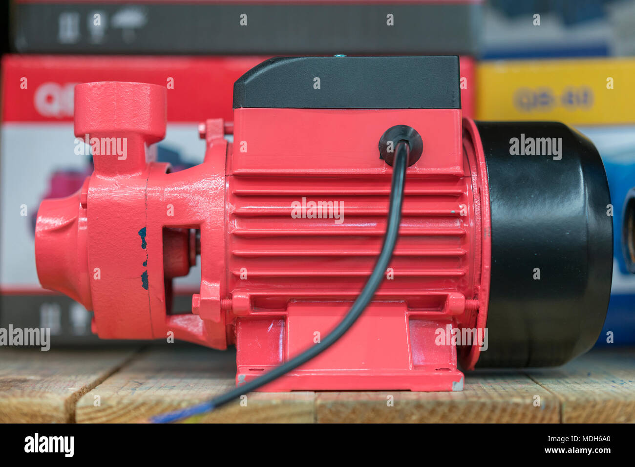Pompe électrique sur l'étagère du magasin. Banque D'Images