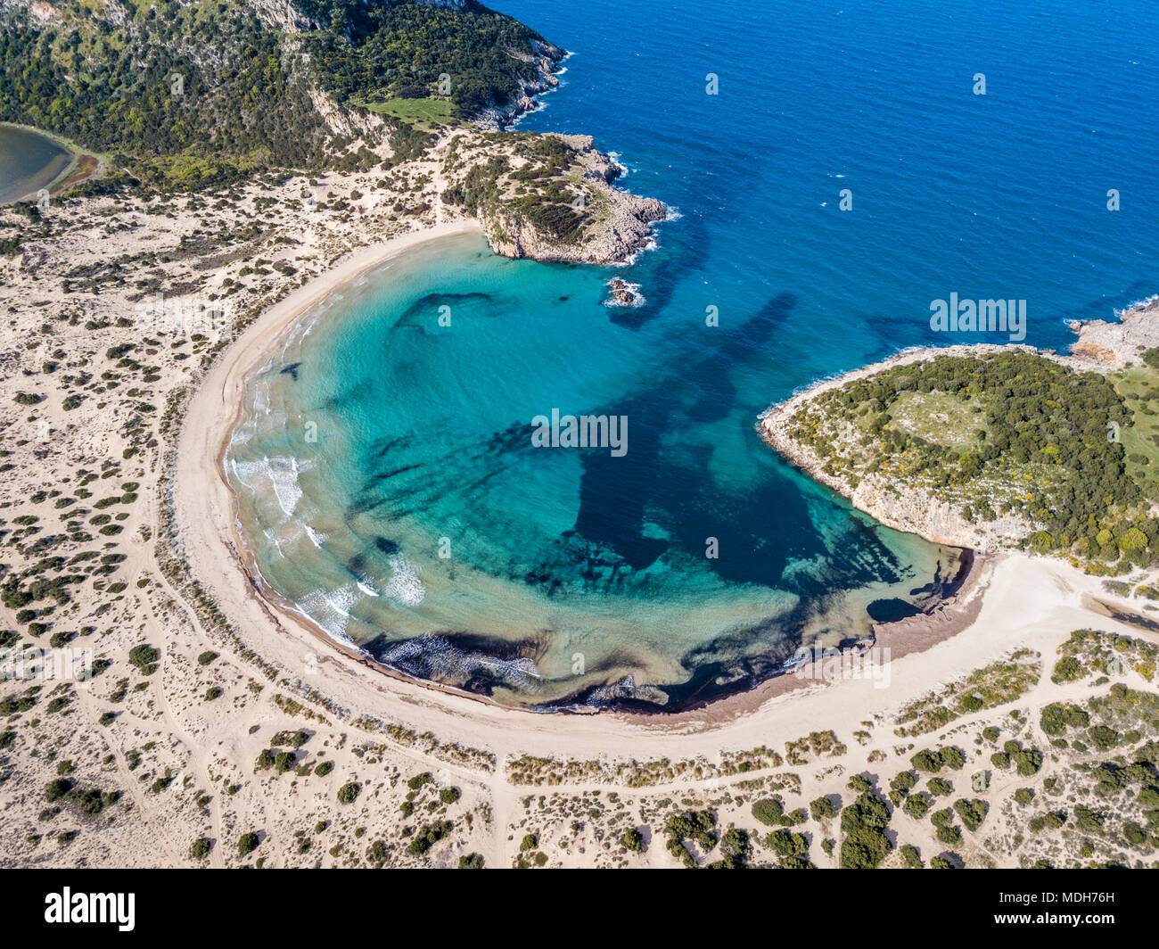 Vue aérienne de la plage de Voidokilia, une plage populaire de Messénie dans l'espace méditerranéen de la Grèce Banque D'Images