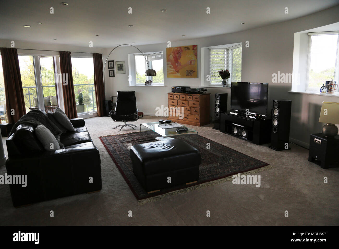 Salon moderne avec télévision écran plat, haut-parleurs et table basse en verre Cheltenham GLOUCESTERSHIRE Angleterre Banque D'Images