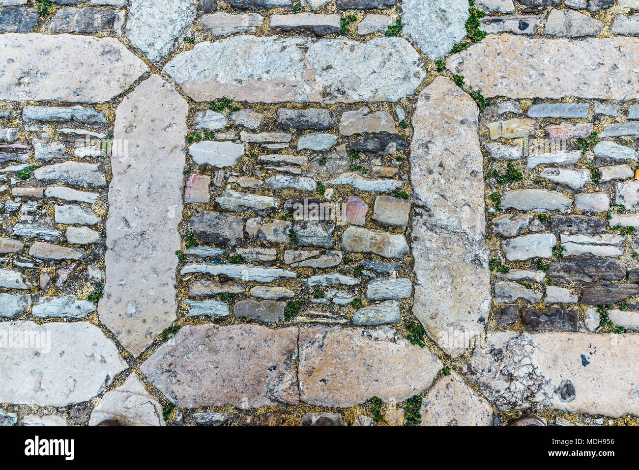 Route pavée de vieilles pierres comme arrière-plan dans la vieille ville du village historique d'Erice en Sicile, Italie Banque D'Images