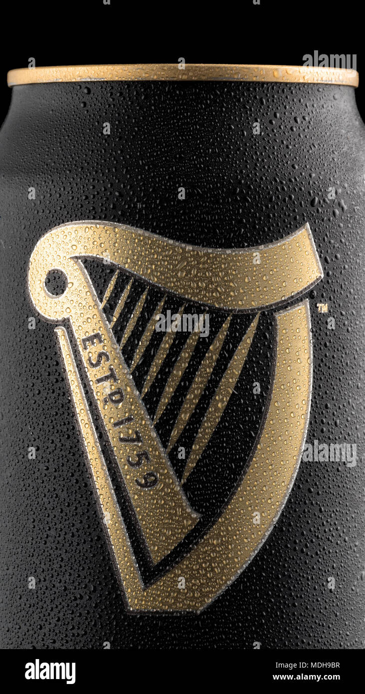 CHELYABINSK, RUSSIE - avril 11,2018 l'aluminium peut de bière Guinness publicité tourné sur fond noir Banque D'Images