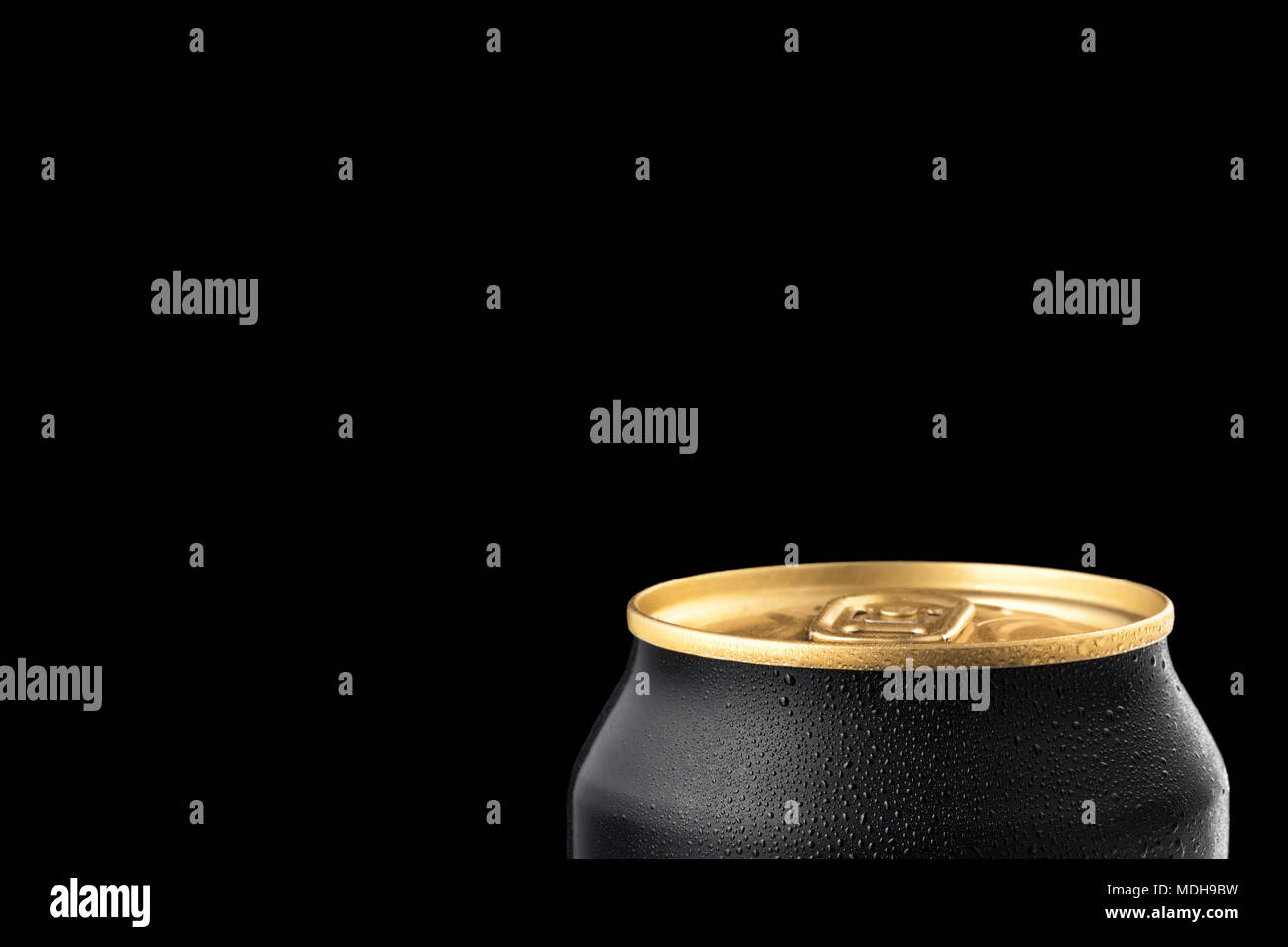 L'aluminium peut de la publicité de la bière-shot sur fond noir Banque D'Images
