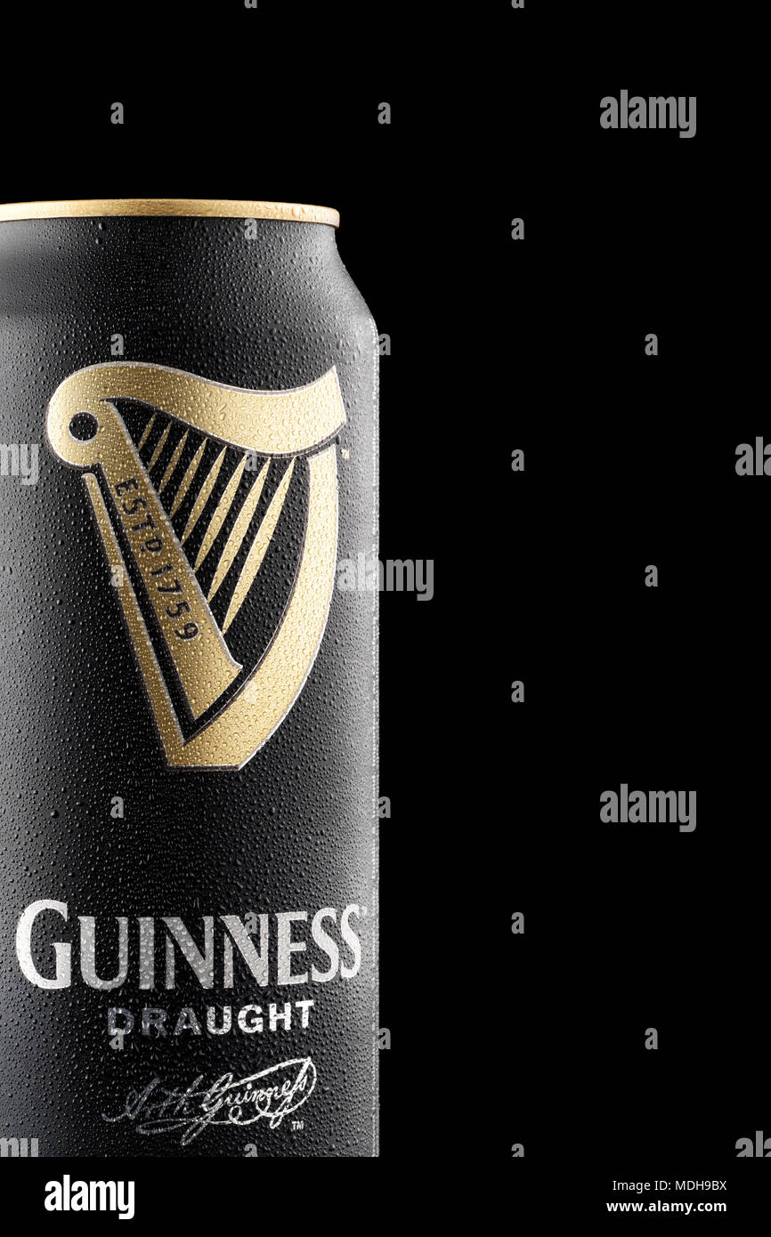 CHELYABINSK, RUSSIE - avril 11,2018 l'aluminium peut de bière Guinness publicité tourné sur fond noir Banque D'Images