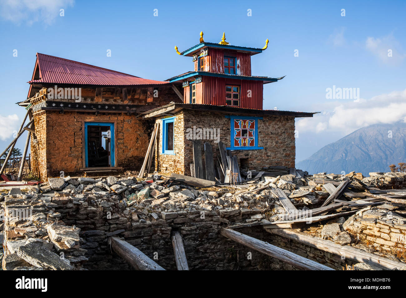 Temple de l'Himalaya avec dommages sismiques ; Népal Banque D'Images