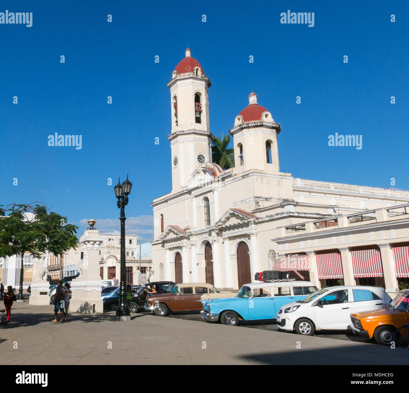 CIENFUEGOS, CUBA - 3 janvier 2017 : voitures anciennes à Jose Marti Park, la place principale de Cienfuegos, en face de la Purisima Concepcion cathédrale. Cie Banque D'Images