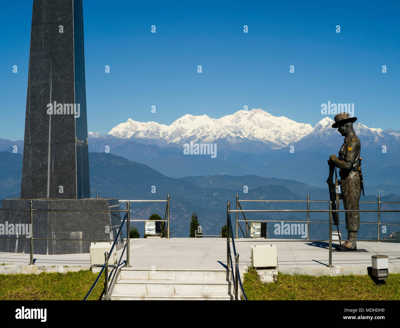 Arrêt de train jouet Darjeeling et War Memorial, le Darjeeling Himalayan Railway, Darjeeling, West Bengal, India Banque D'Images