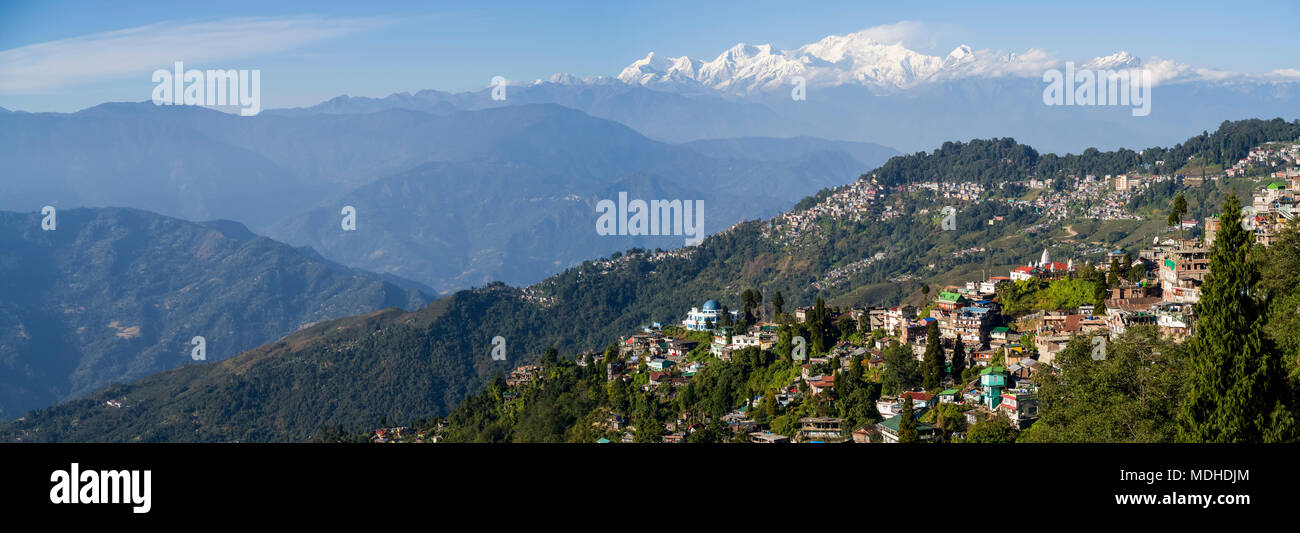 Ville sur une montagne avec le relief, les sommets enneigés de l'Himalaya dans la distance, Darjeeling, West Bengal, India Banque D'Images