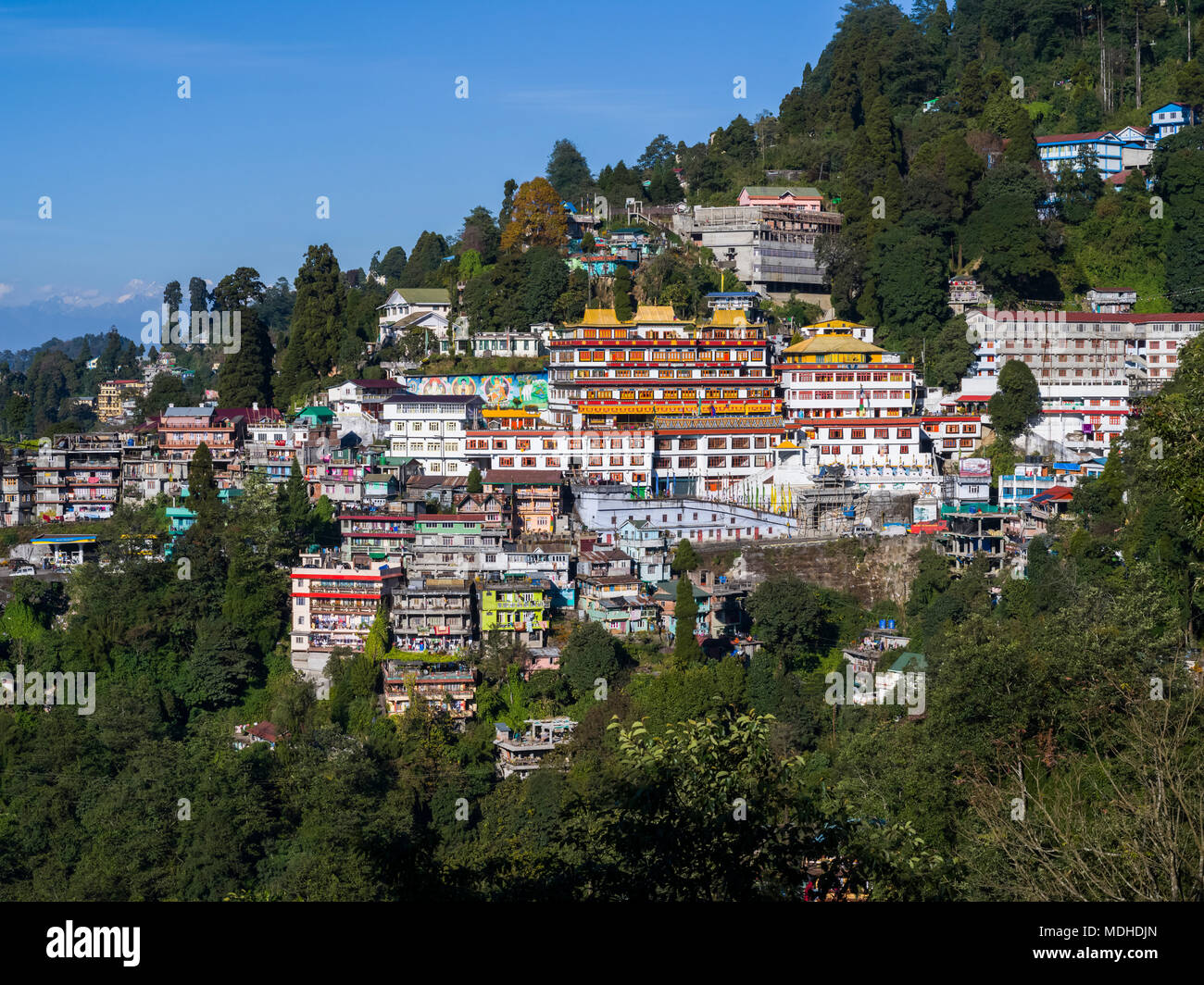 Bâtiments colorés dans la ville de Darjeeling sur un flanc, Darjeeling, West Bengal, India Banque D'Images