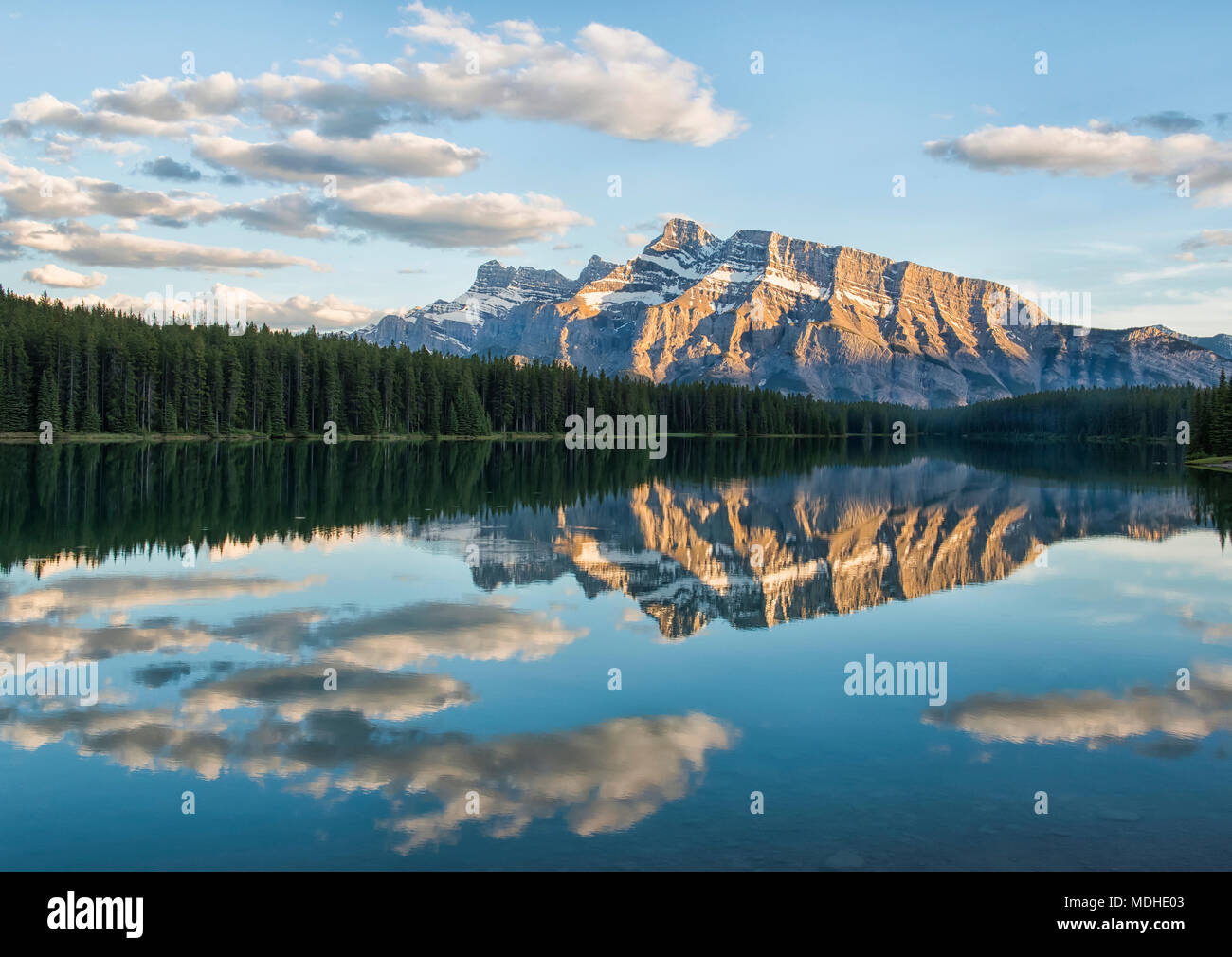 Vue sur l'arrière du mont Rundle reflète dans l'eau de deux Jack Lake, parc national de Banff, Banff, Alberta, Canada Banque D'Images