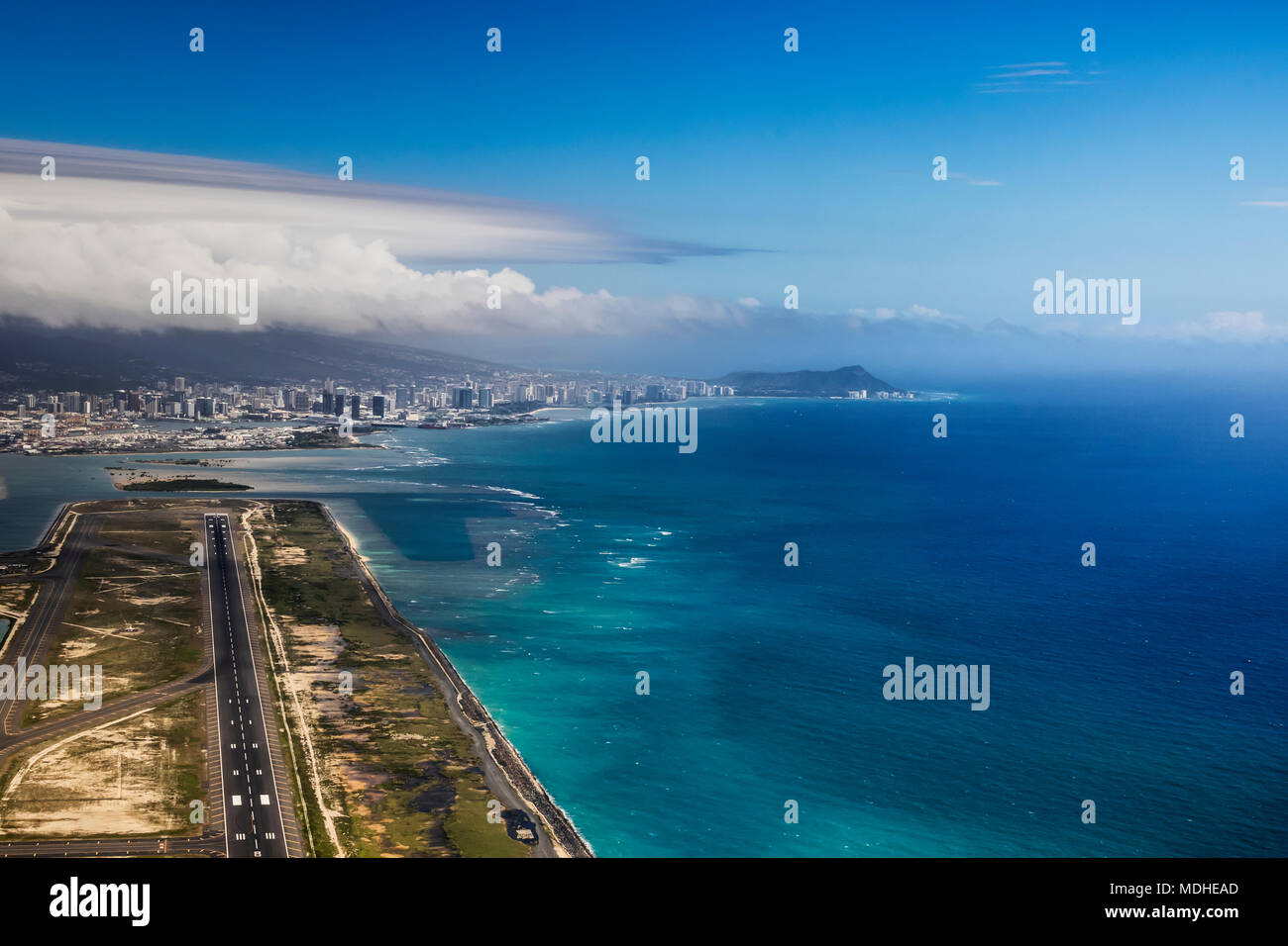 Vue aérienne de l'aéroport de Honolulu Waikiki avec Diamond Head au loin ; Honolulu, Oahu, Hawaii, United States of America Banque D'Images