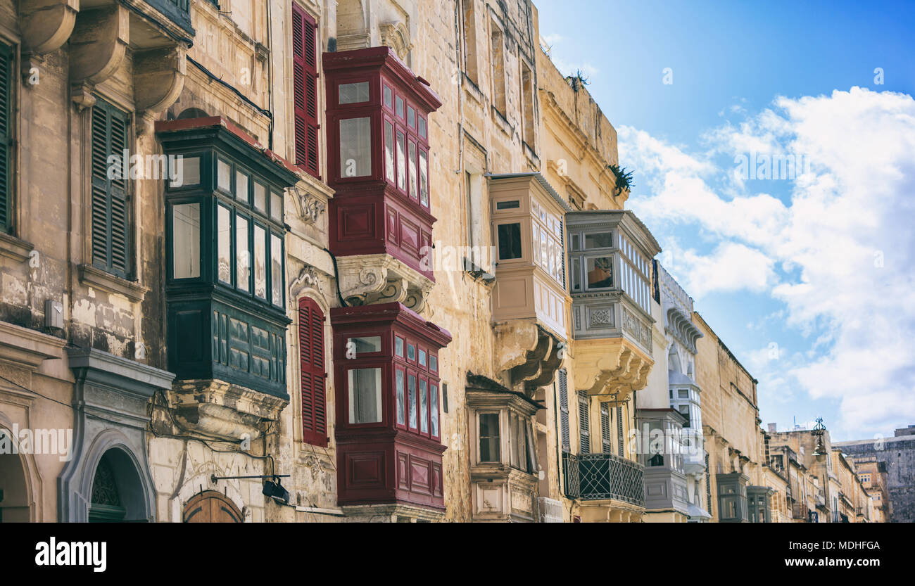 Malte, La Valette, maison traditionnelle la façade de l'immeuble avec des grès et balcons couverts, avec fond de ciel bleu, vue en perspective Banque D'Images