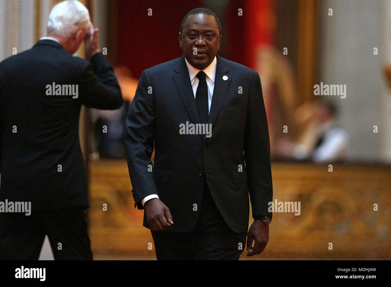 Le Président du Kenya, Uhuru Kenyatta arrive dans la galerie est à Buckingham Palace à Londres comme la reine Elizabeth II organise un dîner au cours de la réunion des chefs de gouvernement du Commonwealth. Banque D'Images