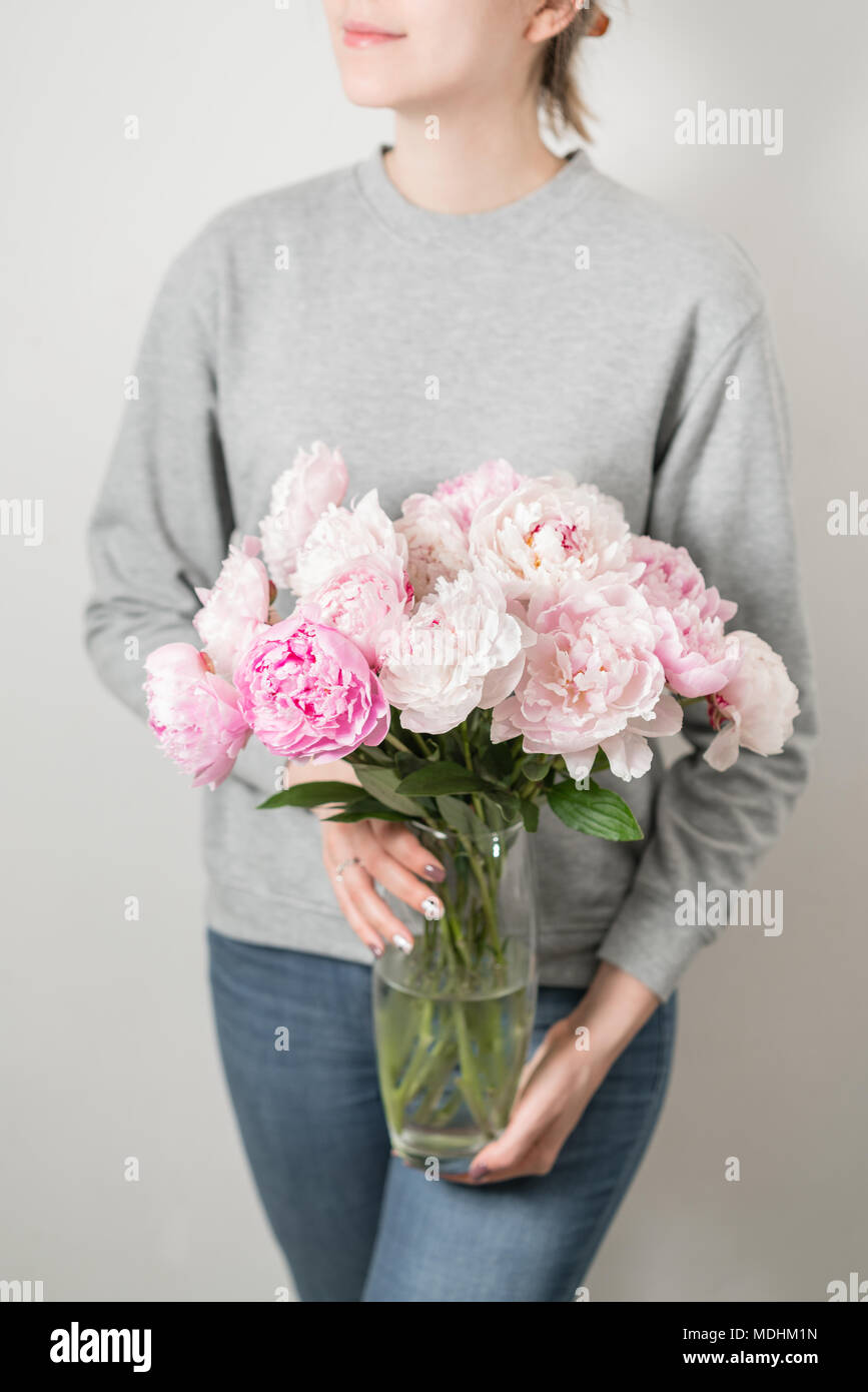 Mignon Et Charmant Pivoines In Womens Hands De Nombreux