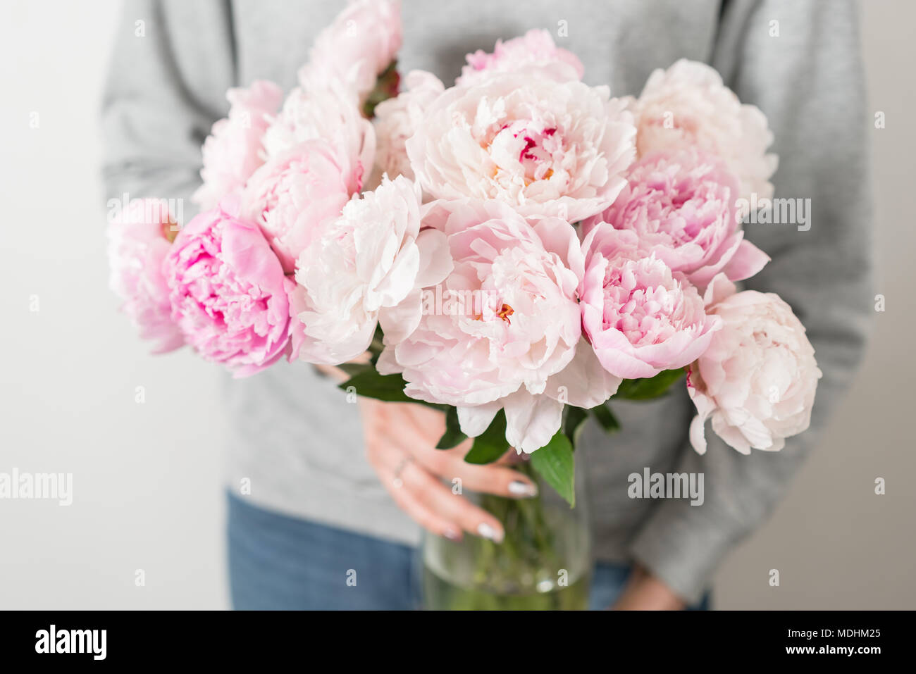 Mignon Et Charmant Pivoines In Womens Hands De Nombreux