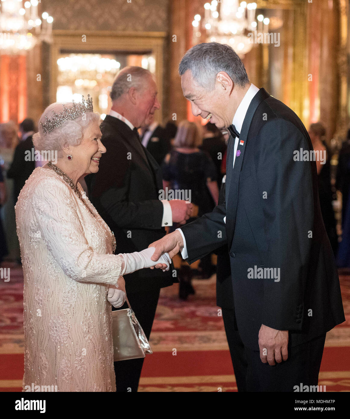 La reine Elizabeth II salue Hsien Loong, Premier Ministre de Singapour, dans le Salon Bleu au palais de Buckingham à Londres alors qu'elle héberge un dîner au cours de la réunion des chefs de gouvernement du Commonwealth. Banque D'Images