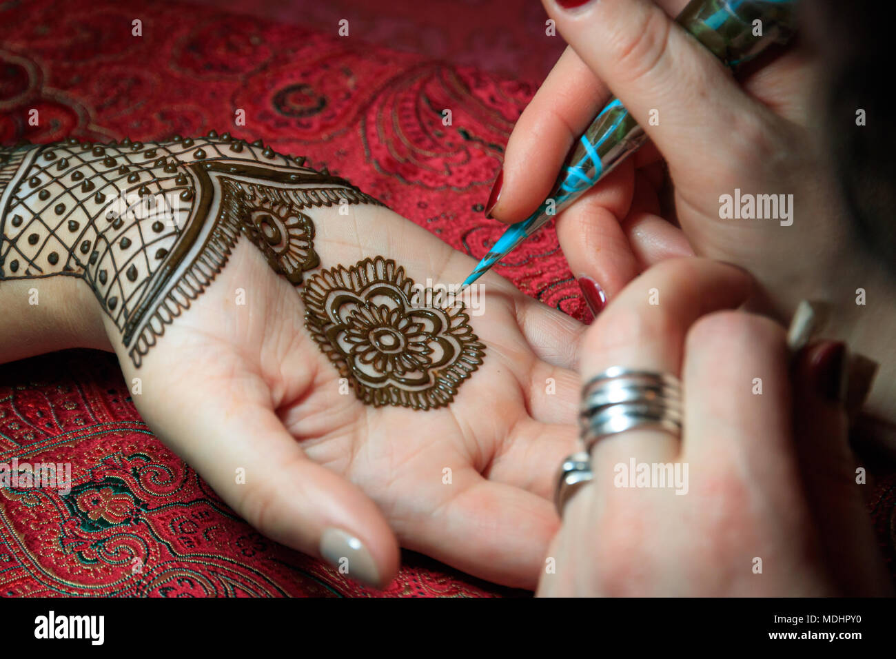 Henna application Banque de photographies et d'images à haute résolution -  Alamy