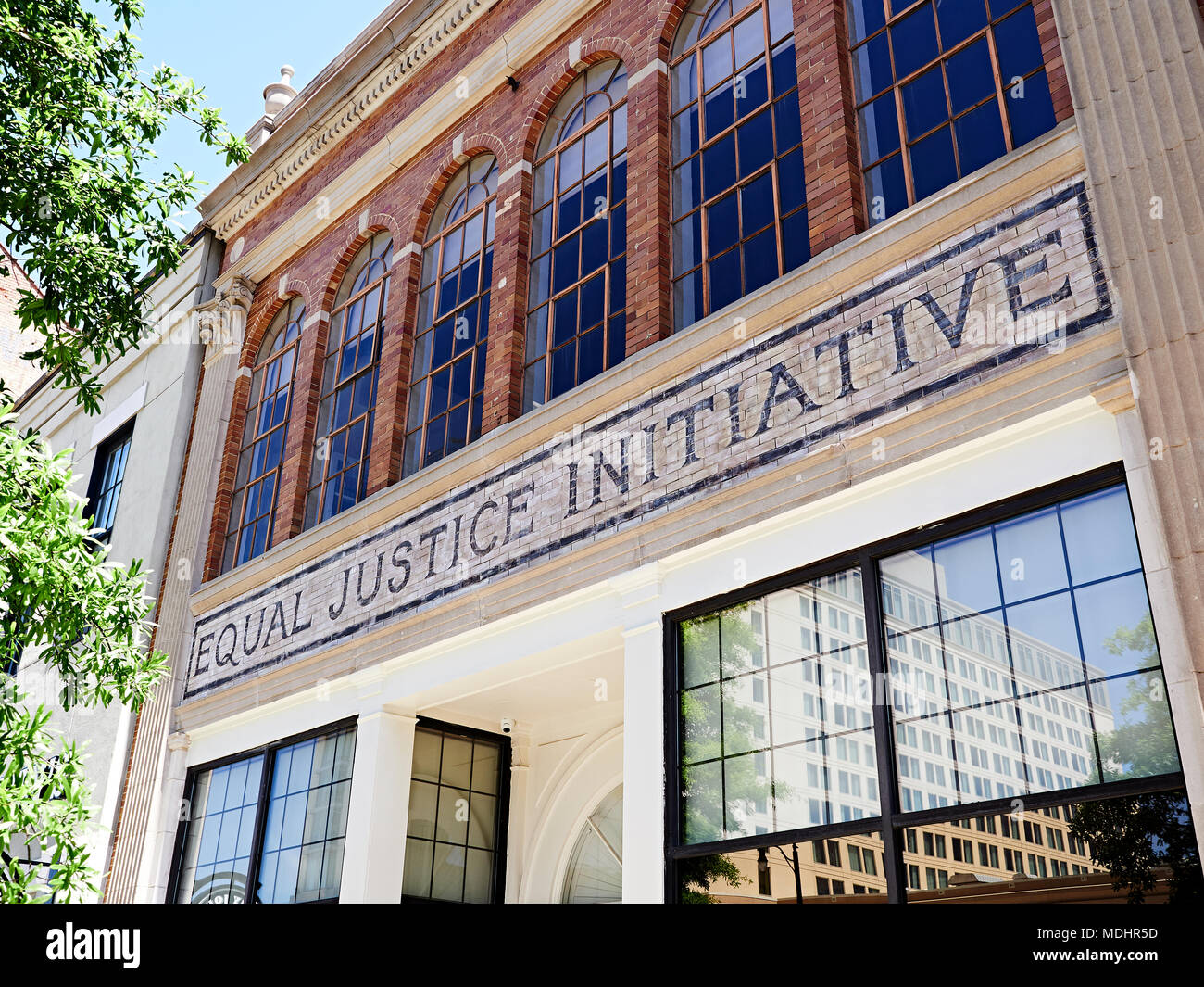L'égalité de Justice Initiative signe au-dessus de l'extérieur entrée de l'immeuble et des bureaux à Montgomery, en Alabama, USA. Banque D'Images