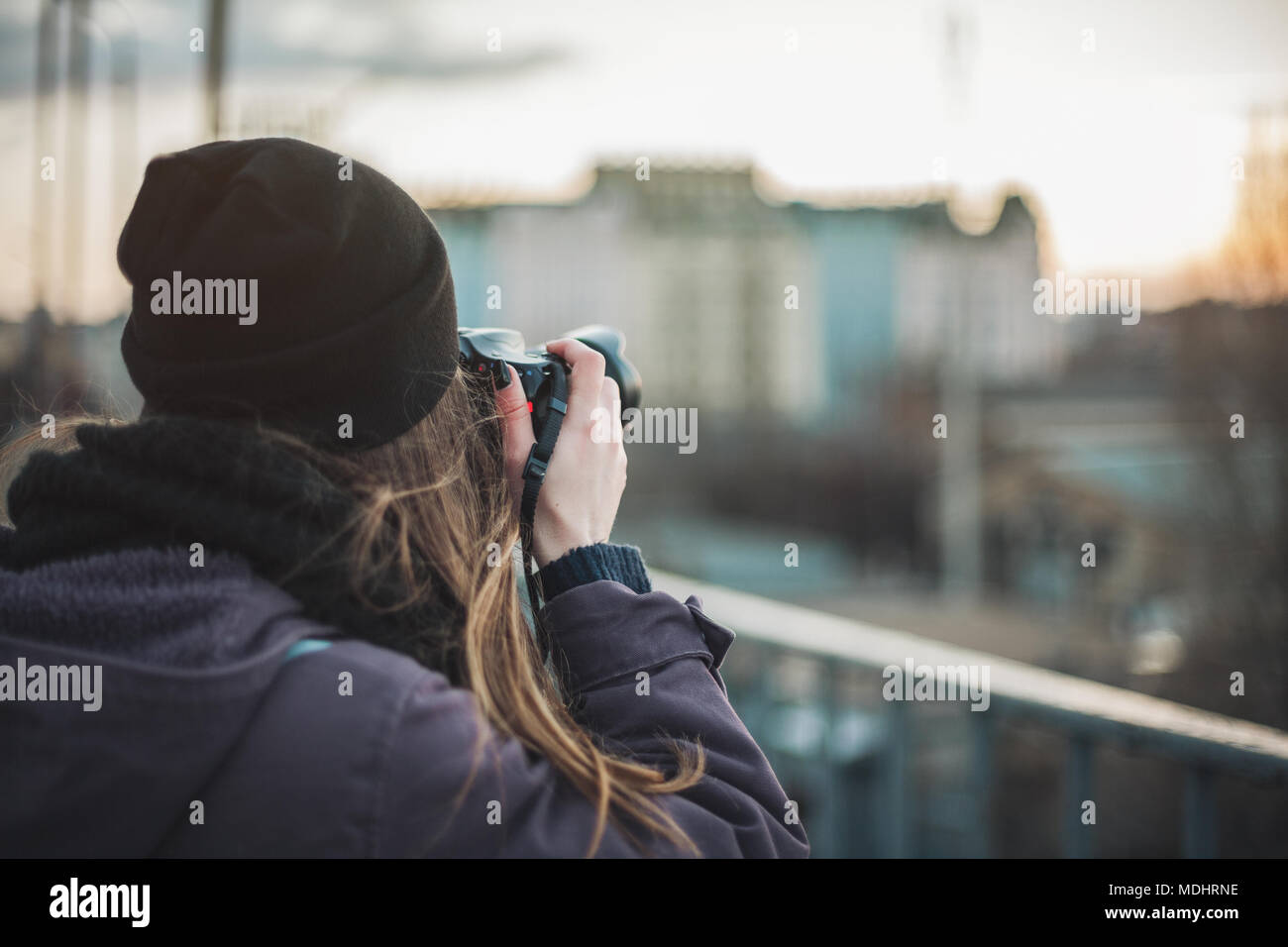 Femme photographe prendre des photos de la ville le soir Banque D'Images