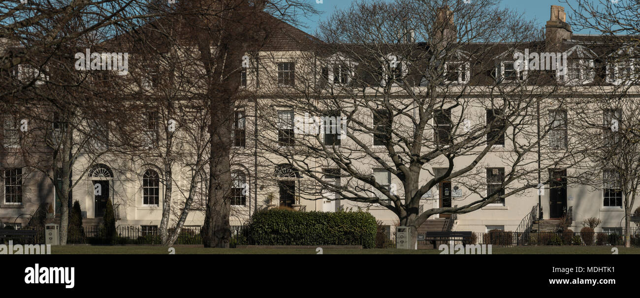 Les terrasses géorgiennes de Marshall Place donnent sur le parc et les arbres de l'Afrique du pouce, Perth, Ecosse, Royaume-Uni. Banque D'Images
