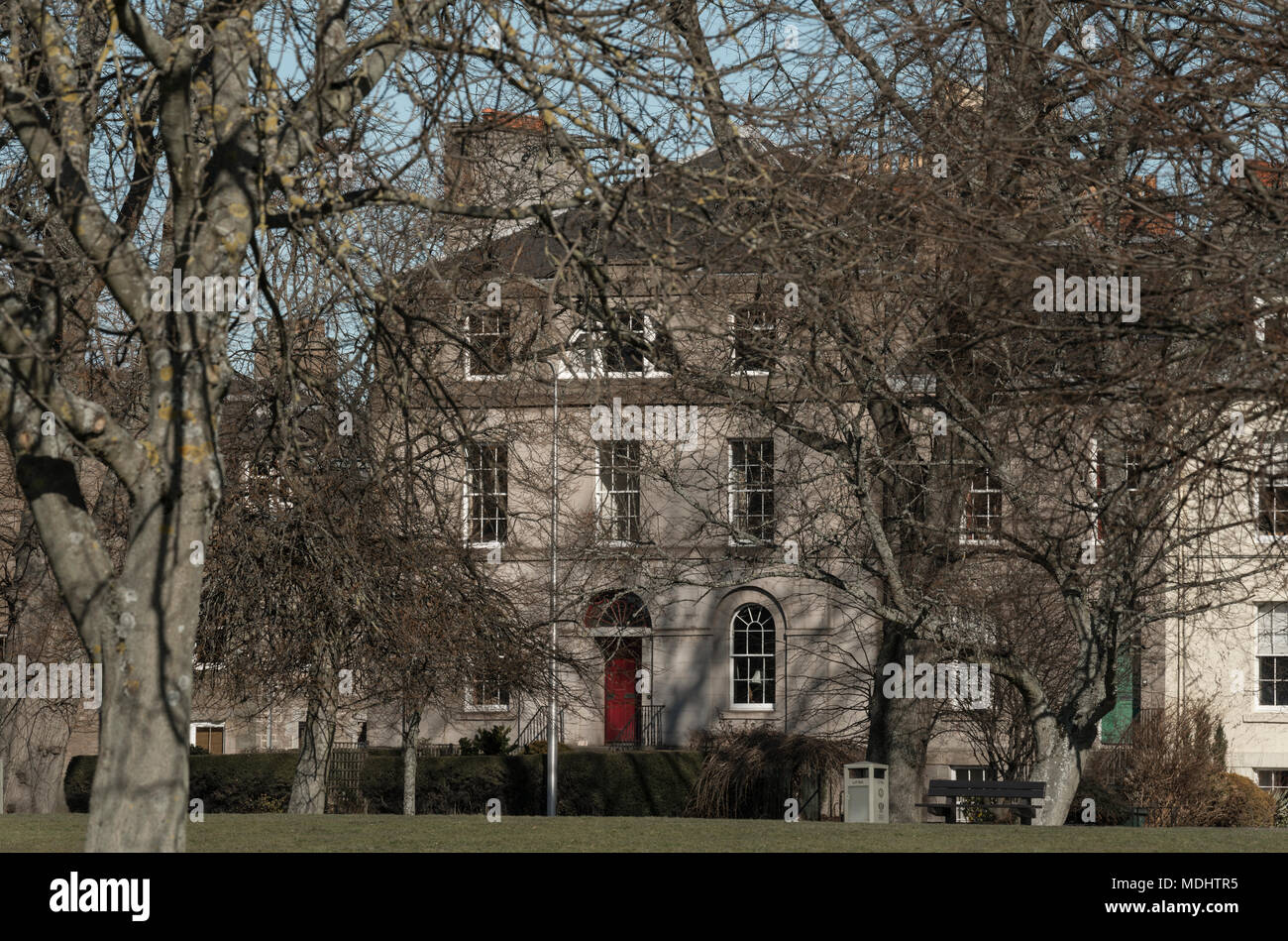 Les terrasses géorgiennes de Marshall Place donnent sur le parc et les arbres de l'Afrique du pouce, Perth, Ecosse, Royaume-Uni. Banque D'Images