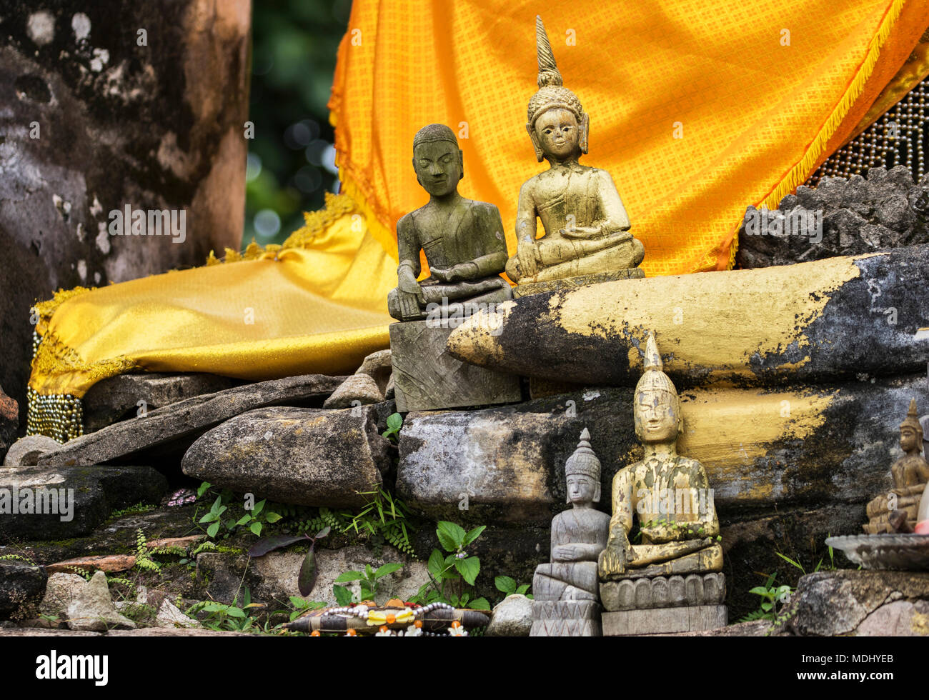 Les petites statues de Bouddha dans les ruines du Wat Piawat temple, détruit dans la guerre d'Indochine ; Muang Khoun, Xiangkhouang, Laos Banque D'Images