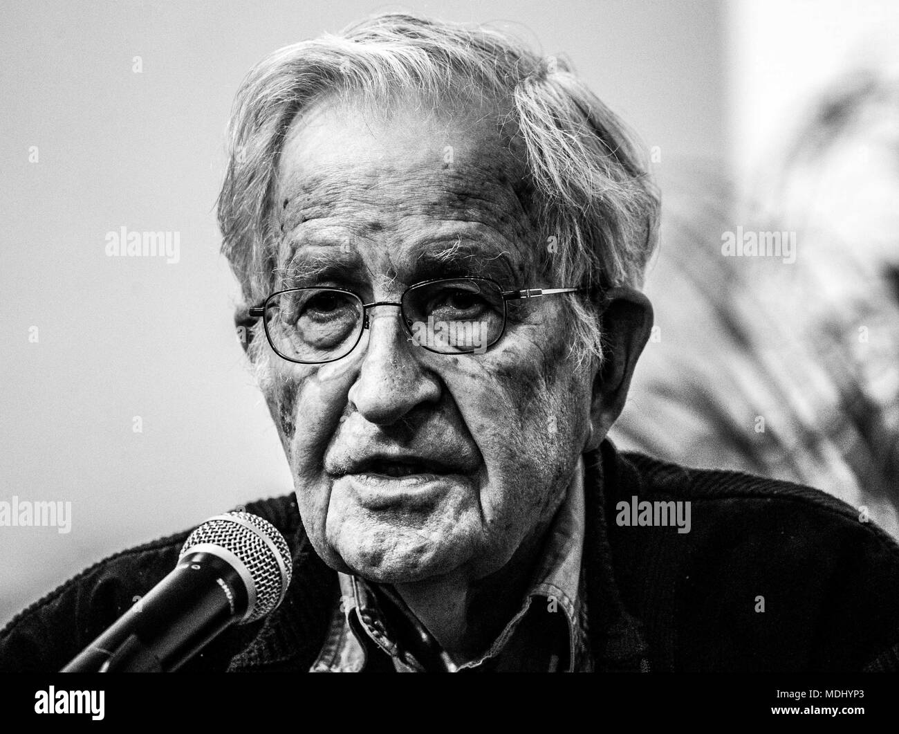 Noam Chomsky, la Conferencia titulada ofrecio capitalisme Gangter y resistencias transfronterizas, organizada por el Colegio Sonora en el centro de la Banque D'Images