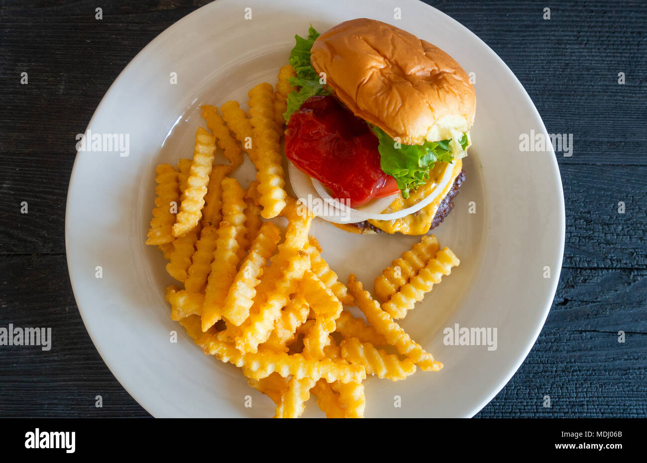 Cheeseburger et frites coupe ondulée Banque D'Images