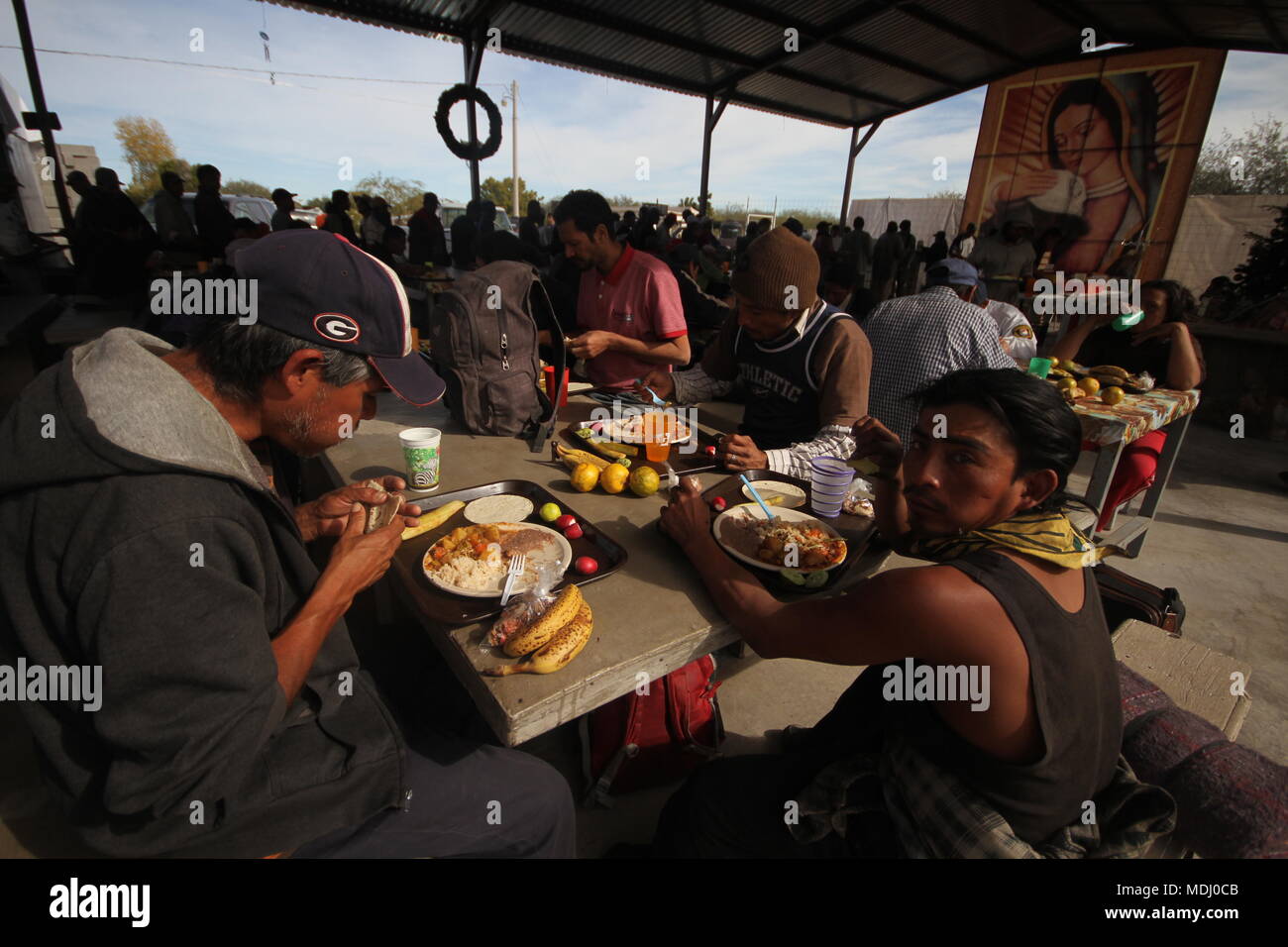 Migrantes Hondureños durante su paso por Hermosillo con rumbo al Norte se reúnen en un comedor un punto de medio día. Nortephoto.com,CREDITO /personnel . Banque D'Images