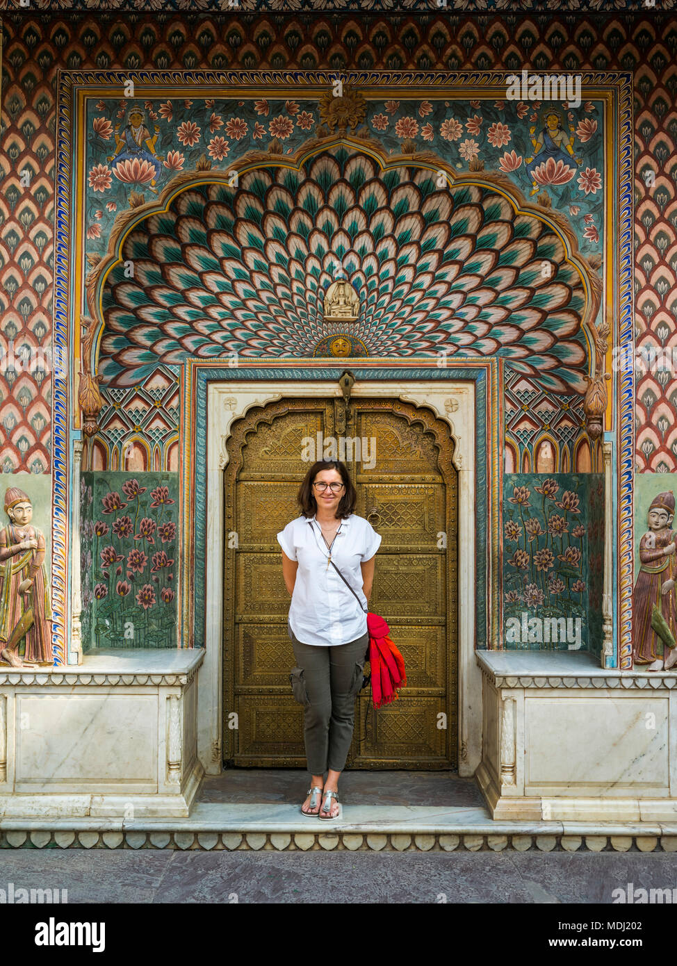 Tourisme Une femme se tient debout devant le paon Gate, City Palace, Jaipur, Rajasthan, Inde Banque D'Images