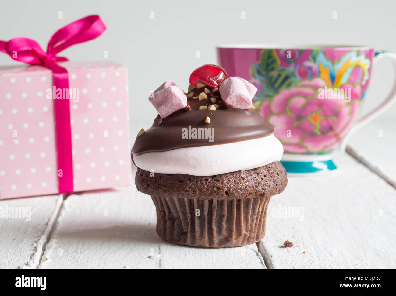 Cup Cake Anniversaire Celebration Contexte Cupcake Chocolat Avec Boite Cadeau Rose Et Verre Photo Stock Alamy Cup Cake Anniversaire Celebration Contexte Cupcake Chocolat Avec Boite Cadeau Rose Et Verre Photo Stock Alamy