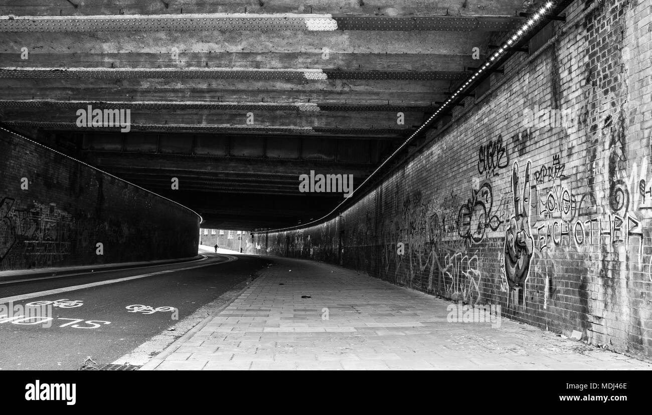 Tunnel sous le chemin de fer urbain à Bristol. Banque D'Images