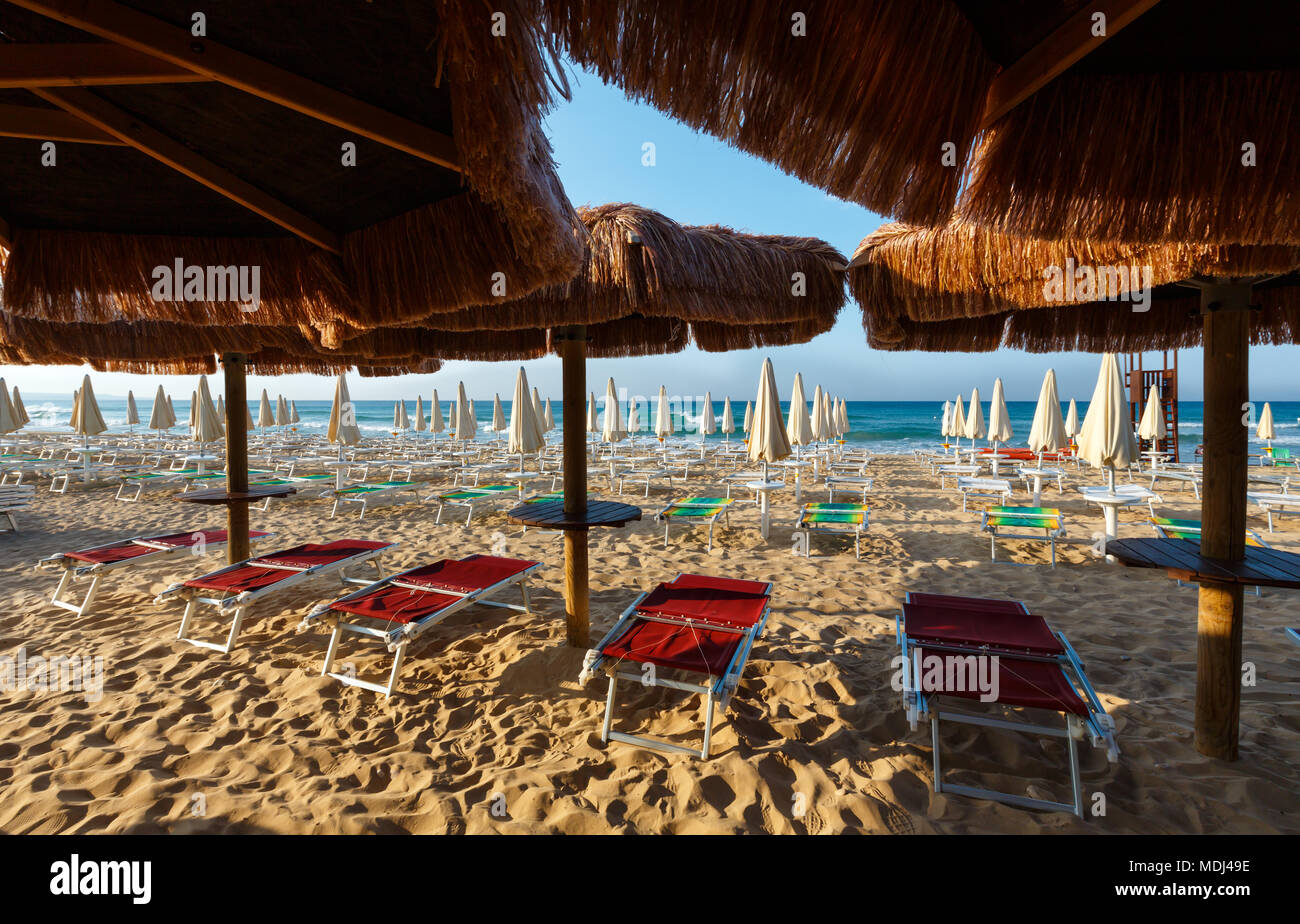 Matin paradise plage de sable blanc des Maldives du Salento avec parasols et chaises longues (Pescoluse, Salento, Pouilles, Italie du sud). Le plus beau se Banque D'Images