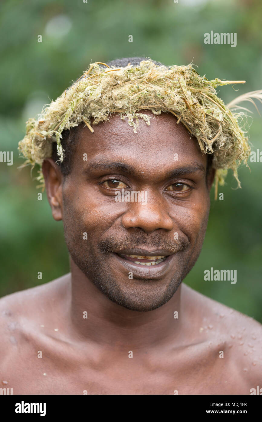 Tanna, République de Vanuatu, le 12 juillet 2014 : Portrait d'un indigène avec une coiffure traditionnelle Banque D'Images