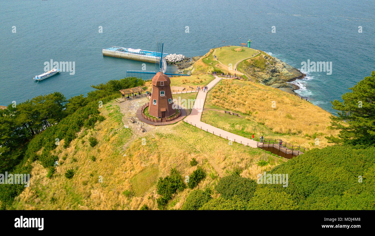 Vue aérienne de Windy Hill dans l'île de Geoje de la Corée du Sud. La célèbre place pour les touristes dans l'île de Geoje. Vue aérienne du drone. Banque D'Images