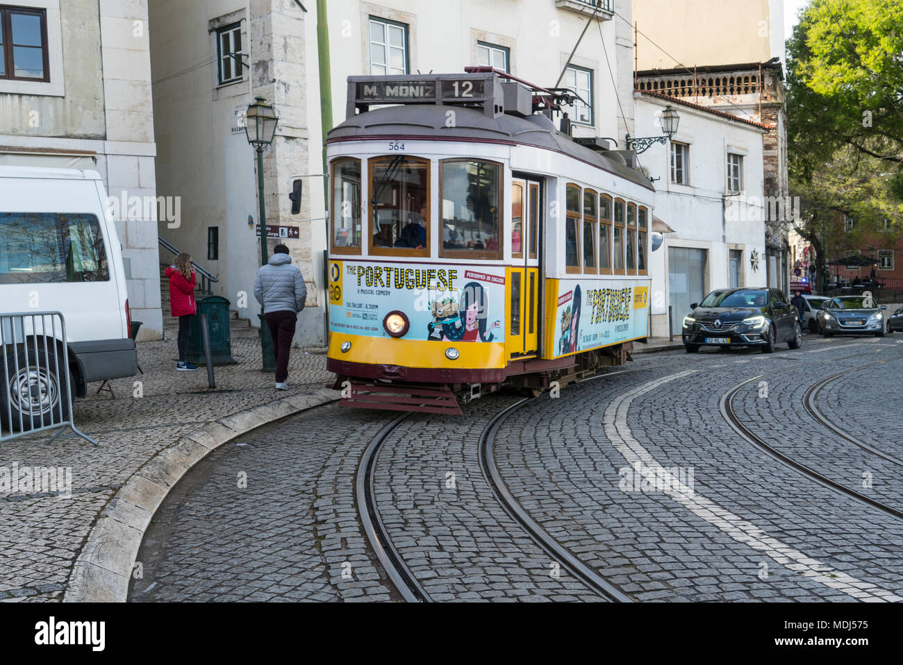 Un vieux tramway jaune dans les rues de Lisbonne, Portugal Banque D'Images