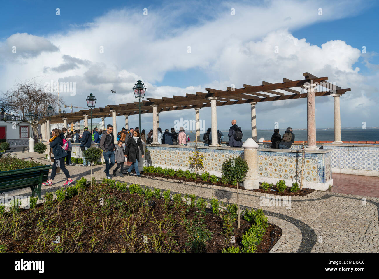 Regardez le panorama de touristes Miradouro de Santa Luzia à Lisbonne Banque D'Images