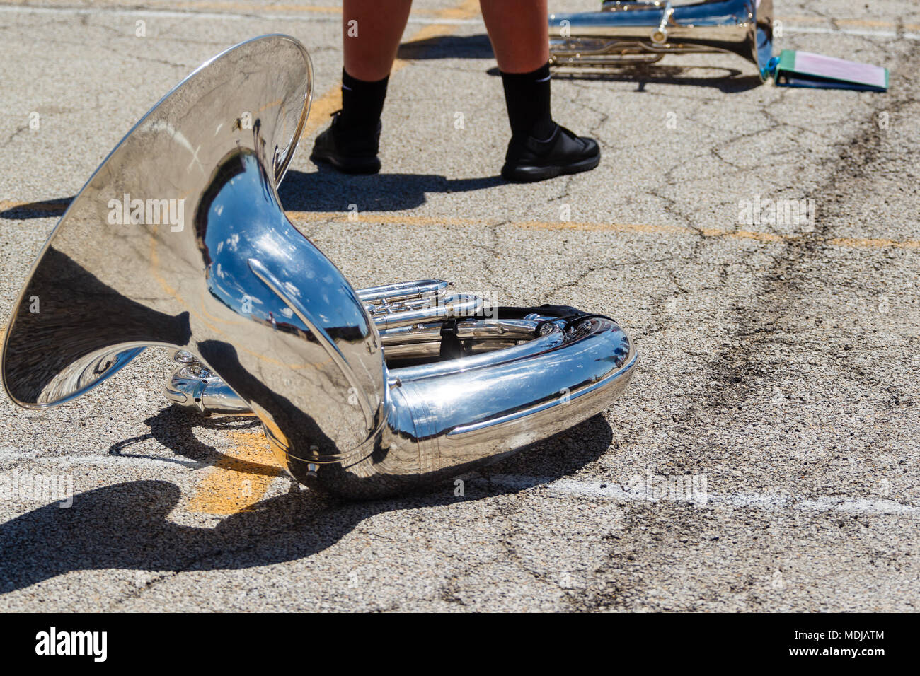 Comité permanent par ceux sur le champ de pratique sousaphone lors des répétitions Banque D'Images