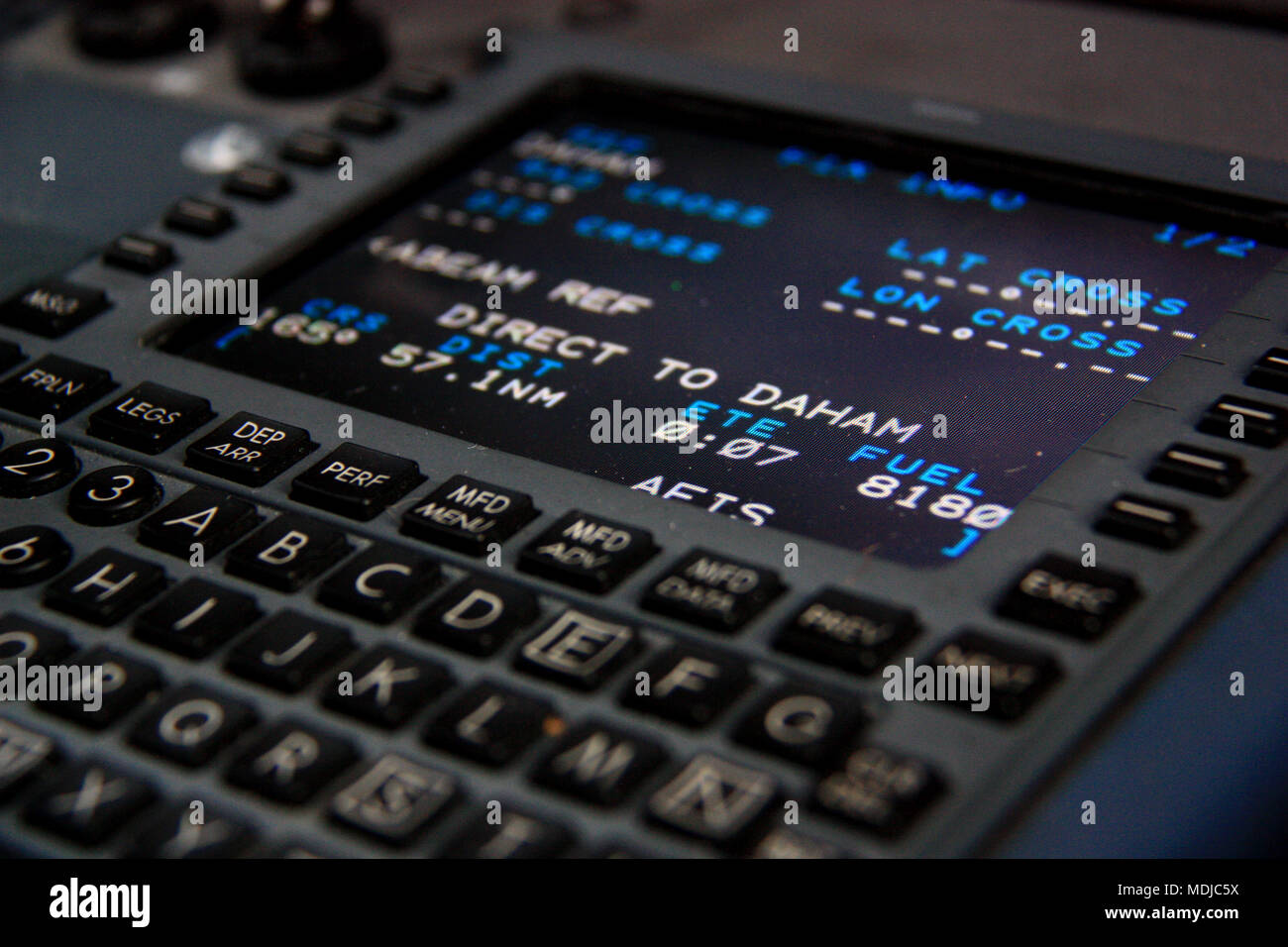 DIRECT VERS DAHAM affiché sur le CDU d'un FMS d'un Falcon 2000 Business Jet Banque D'Images