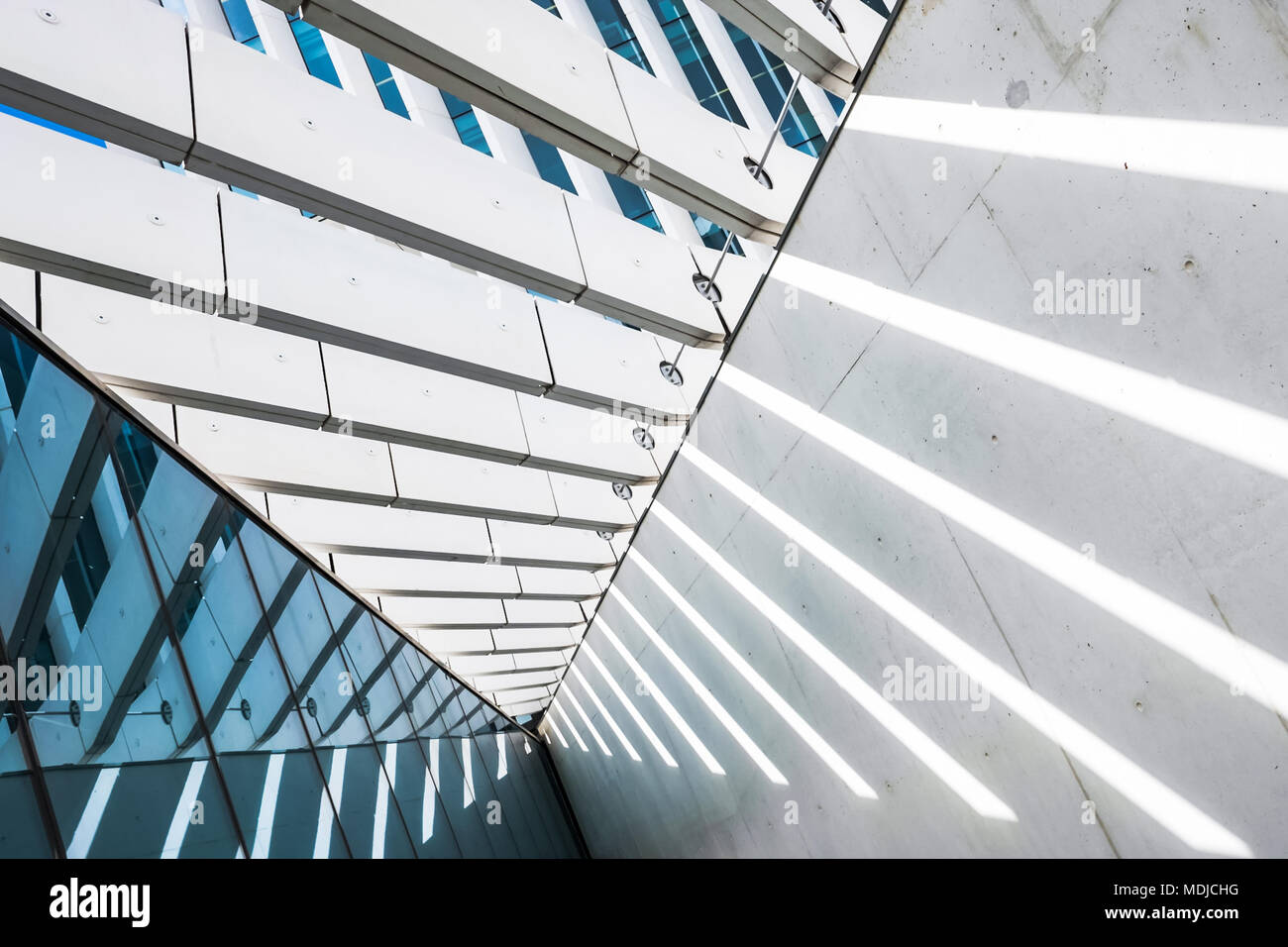 Portugal, Lisbonne - Mars 15, 2018. Le siège de l'EDP est conçu par Aires Mateus et une vue sur les toits de Lisbonne. Banque D'Images