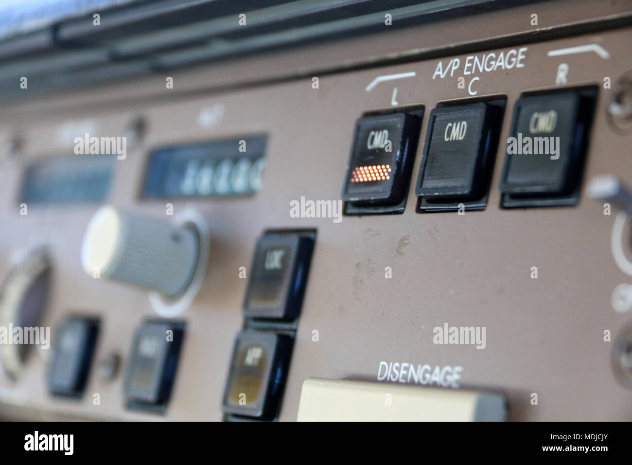 Panneau de commande du mode avion avec les boutons d'engagement du pilote automatique sur le pont de vol d'un Boeing 747-400 Banque D'Images