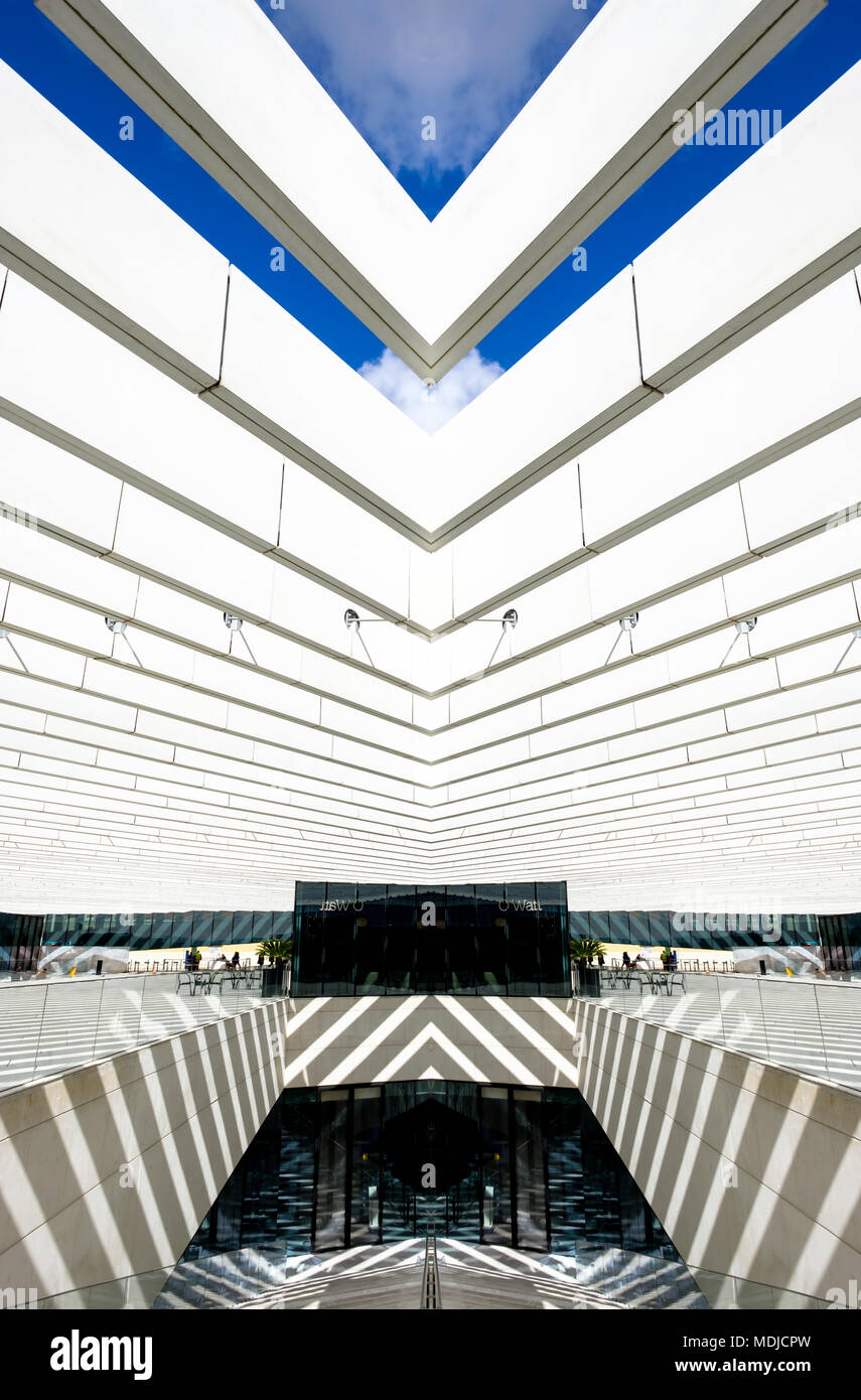 Portugal, Lisbonne - Mars 15, 2018. Le siège de l'EDP est conçu par Aires Mateus et une vue sur les toits de Lisbonne. Banque D'Images