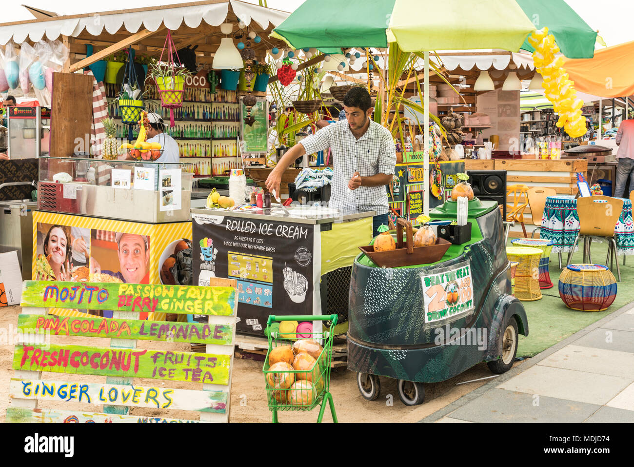 Un rafraîchissement en plein air kiosque à Kite Beach, DUBAÏ, ÉMIRATS ARABES UNIS, au Moyen-Orient. Banque D'Images